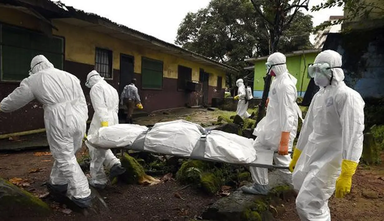 Petugas medis dari Croix Rouge LSM membawa jenazah korban Ebola dari sebuah rumah di Monrovia, Liberia, 29 September 2014. Dari empat negara di Afrika Barat, Liberia menjadi negara yang paling parah terkena wabah Ebola. (AFP PHOTO/PASCAL GUYOT)