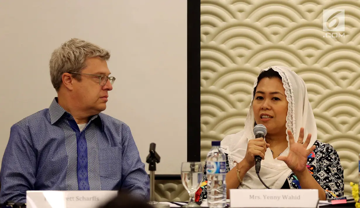 Yenny Wahid memberi pemaparan saat menjadi pembicara diskusi pada Forum terbuka di Jakarta, Senin (31/7). Forum terbuka tersebut juga membahas tren dan isu terkini yang terjadi di masing - masing negara. (Liputan6.com/Johan Tallo)