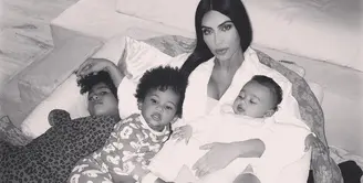 Anak-anak Kim Kardashian memang selalu tampak akur dan menyayangi satu sama lain. (instagram/kimkardashian)