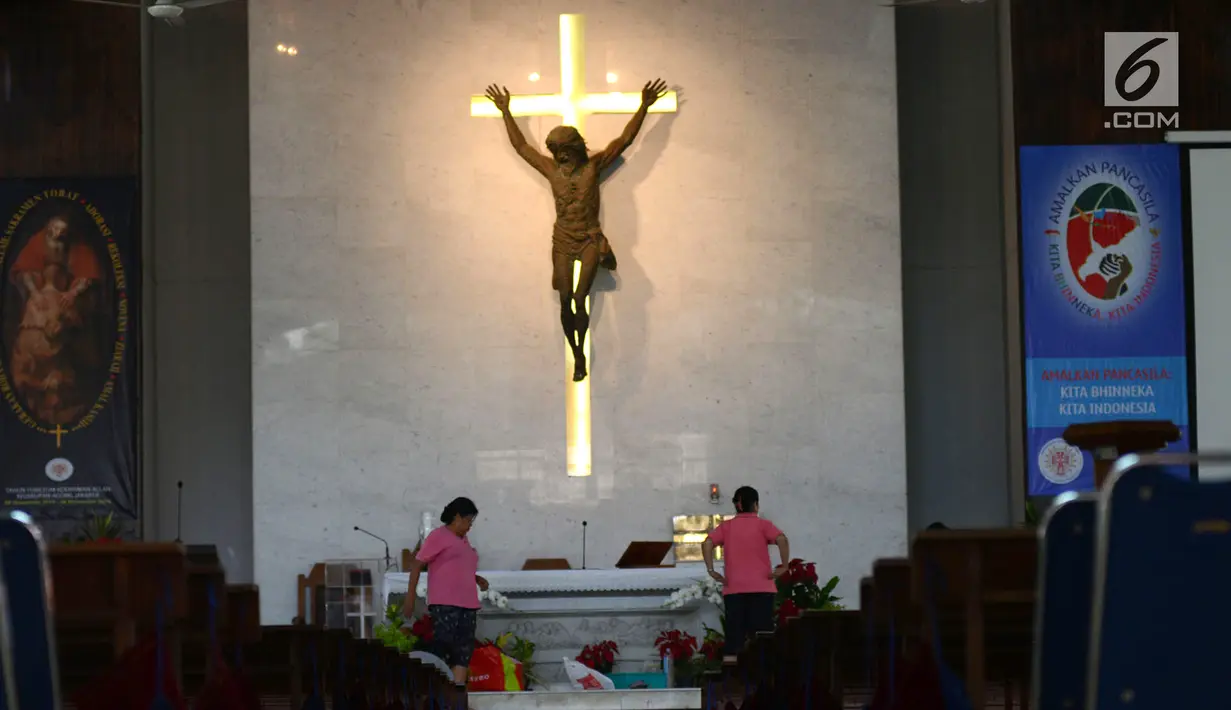 Panitia Gereja Santa Anna merapikan altar dan mempersiapkan tempat peribadatan malam Misa Natal di Duren Sawit, Jakarta, Senin (24/12). Persiapan tersebut untuk menyambut umat Kristiani yang akan beribadah pada malam Misa Natal. (Merdeka.com/Imam Buhori)