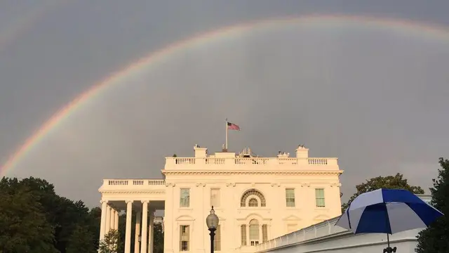 Pelangi Muncul Kala Trump Tinggalkan Gedung Putih untuk Liburan