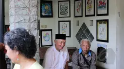 Rumah duka almarhum Ferrasta Soebardi atau lebih akrab disapa Pepeng telah dipadati oleh kerabat dan sanak saudara di kawasan Bumi Pusaka Cinere, Depok, Jawa Barat, Rabu (6/5/2015).(Liputan6.com/Helmi Afandi)