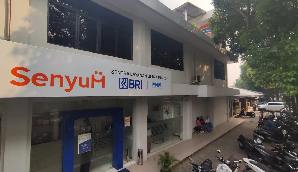 Direktur Bisnis Mikro BRI Supari mengungkapkan, Ekosistem Ultra Mikro (UMi) yang terdiri dari BRI, Pegadaian dan Permodalan Nasional Madani (PNM) secara konsisten terus melakukan pemberdayaan pelaku UMKM di Indonesia. Pertumbuhan ekosistem UMi tak lepas dari penyaluran kredit yang selektif (selective growth). "BRI akan memperkuat bisnis mikro dengan pendekatan ecosystem centric dan strategi Pemberdayaan Berada di Depan Pembiayaan," ujar Supari. Supari juga menambahkan BRI akan fokus pada penguasaan micropayment dengan pembentukan ekosistem berbasis pemberdayaan. Melalui langkah itu, pihaknya meyakini mampu meningkatkan penghimpunan simpanan masyarakat sekaligus kedalaman inklusi keuangan yang berdampak pada peningkatan taraf hidup masyarakat. Hingga akhir Triwulan II 2024 tercatat ekosistem UMi berhasil menyalurkan pinjaman kepada 36,1 juta debitur dengan portofolio pinjaman yang disalurkan mencapai Rp622,3 triliun atau tumbuh 7,7% secara year on year. Apabila dirinci, dari total Rp622,3 triliun tersebut Rp496,2 triliun diantaranya disalurkan melalui kredit mikro BRI, Rp77 triliun disalurkan oleh Pegadaian dan sisanya senilai Rp49,2 triliun disalurkan PNM. (Foto: Dokumentasi BRI)