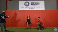 Dareen Barbar memecahkan rekor sebagai wanita dengan amputasi kaki kiri yang mampu menahan posisi duduk di tembok statis terlama (Longest Samson's chair/static wall sit (female)-LA1) (Tangkapan Layar Youtube Guinness World Records)