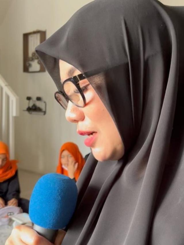 Reza Artamevia memimpin pembacaan doa sholawat Nabi Muhammad SAW di pengajian Umi Pipik (https://www.instagram.com/p/CZHdGwMvNDp/)