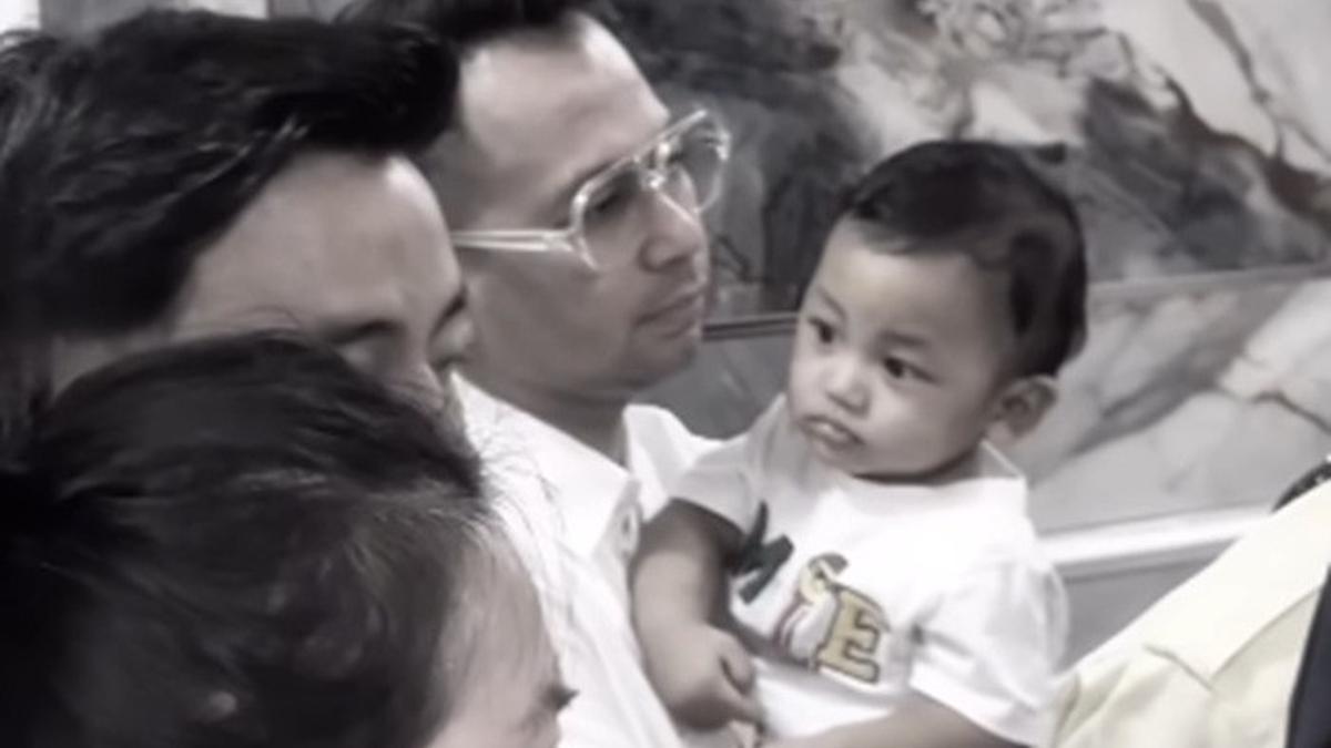 ⁠Potret Haru Bayi Kembar Mpok Alpa Digendong Raffi Ahmad dan Irfan Hakim di Rumah Duka, Anak Kedua Menangis Histeris
