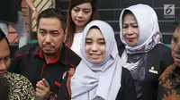 Salmafina didampingi sang ayah, Sunan Kalijaga usai menjalani sidang cerai perdana di Pengadilan Jakarta Barat, Rabu (24/01). Rumah tangga Taqy Malik dan Salmafina yang baru tiga bulan berjalan dirundung masalah. (Liputan6.com/Herman Zakharia)