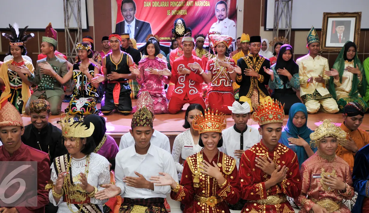 Anggota Paskibraka 2016 memakai baju adat saat penutupan diklat nasional Paskibraka 2016 di PP PON Kemenpora, Cibubur, Jakarta, u (24/8). Menpora tutup diklat Paskibraka Nasional 2016 dan serah terima kepada purna Paskibraka. (Liputan6.com/Yoppy Renato)