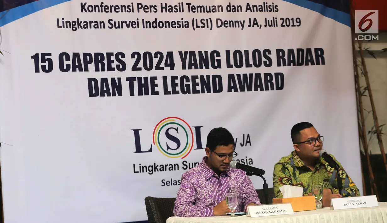 Peneliti LSI Denny JA, Rully Akbar (kanan) memaparkan survei terkini bertajuk '15 Capres 2024 yang Lolos Radar dan the Legend Award' di Jakarta, Selasa (2/7/2019). Rully menambahkan, tingkat ketenaran sosok yang masuk radar LSI sudah mencapai 25 persen secara nasional. (Liputan6.com/Faizal Fanani)