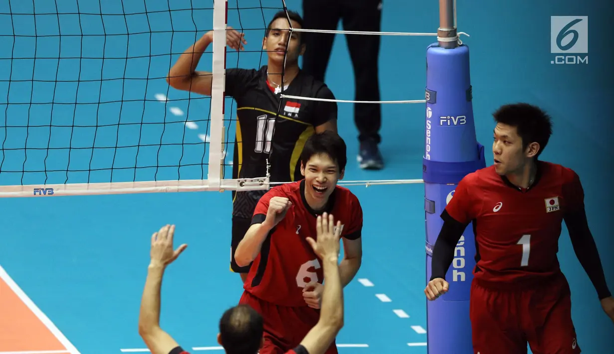 Pemain Timnas voli putra Jepang, Akihiro Yamauchi merayakan poin saat melawan Indonesia di Semifinal Kejuaraan Voli Asia 2017 di GOR Tri Dharma, Gresik, Senin (31/7). Indonesia kalah 3-0 (17-25, 24-26, 23-25). (Liputan6.com/Helmi Fithriansyah)