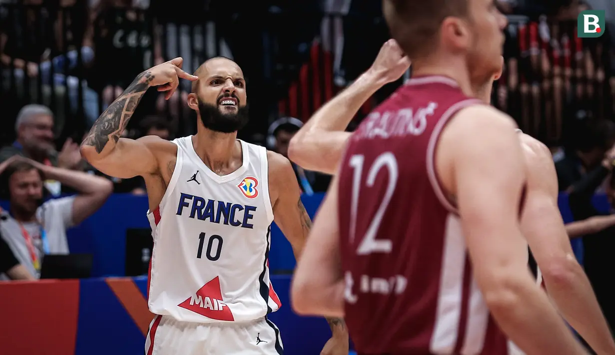 Pebasket Prancis, Evan Fournier melakukan selebrasi setelah mencetak tri poin pada laga kedua Grup H Piala Dunia FIBA 2023 melawan Parancis di Indonesia Arena, Senayan, Jakarta, Minggu (27/08/2023). (Bola.com/Bagaskara Lazuardi)