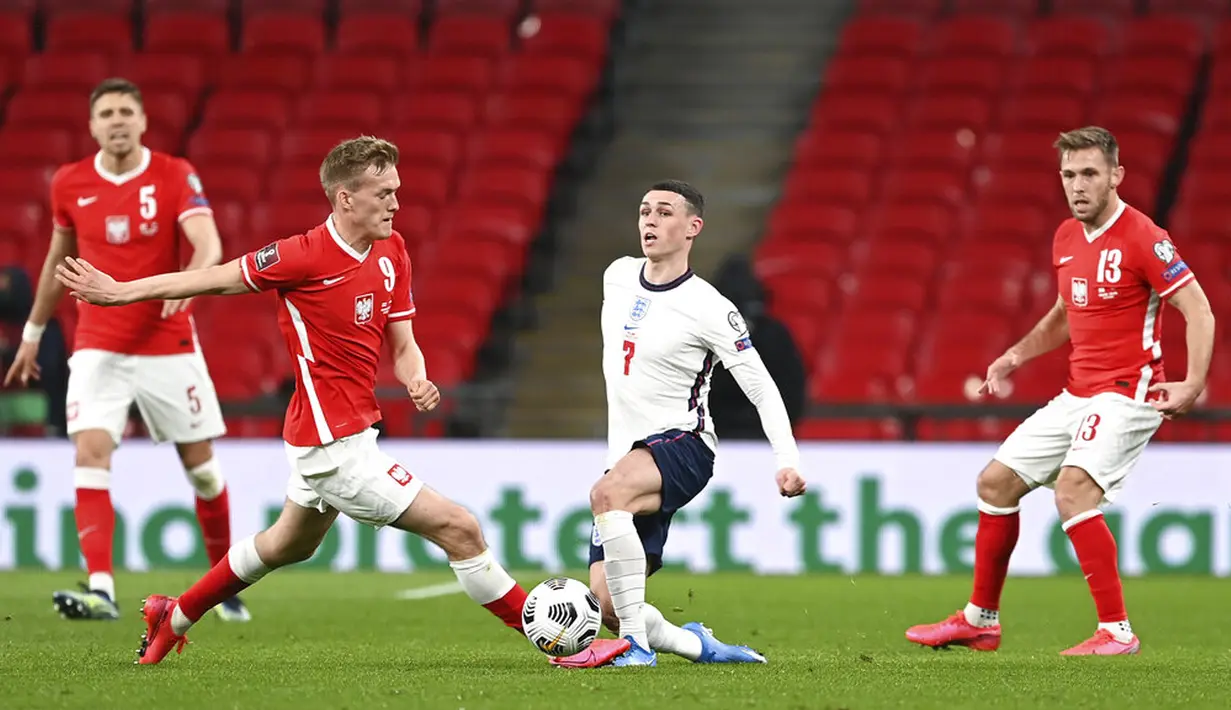 Pemain Polandia Karol Swiderski (kedua kiri) memperebutkan bola dengan pemain Inggris Phil Foden pada pertandingan Grup I kualifikasi Piala Dunia 2022 di Stadion Wembley, London, Inggris, Rabu (31/3/2021). Inggris menang dengan skor 2-1. (Andy Rain/Pool via AP)