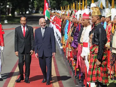 Sejumlah orang berpakaian suku-suku yang ada di Indonesia menyambut kedatangan Presiden Afganistan Mohammad Ashraf Ghani saat tiba di Istana Merdeka, Jakarta, Rabu (5/4). (Liputan6.com/Angga Yuniar)