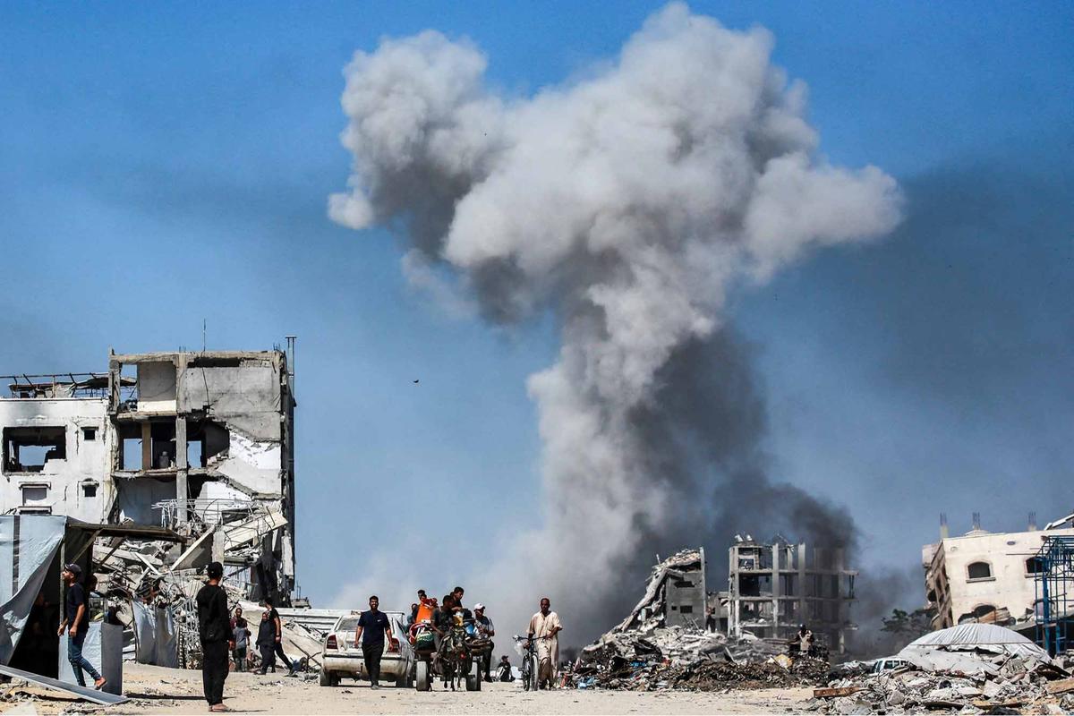 FOTO: Serangan Udara Israel Terus Berlangsung, Warga Mengungsi ke Arah Pantai Kota Gaza