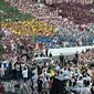 Paus Fransiskus berkeliling Stadion Utama GBK untuk menyapa umat yang menghadiri Misa Akbar pada Kamis (5/9/2024). (Liputan6.com/Benedikta Miranti)