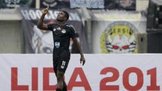 Striker TIRA Persikabo, Osas Marvellous, merayakan gol ke gawang Persib Bandung pada laga Piala Presiden 2019 di Stadion Si Jalak Harupat, Bandung, Sabtu (2/3). Persib kalah 1-2 dari TIRA. (Bola.com/Yoppy Renato)