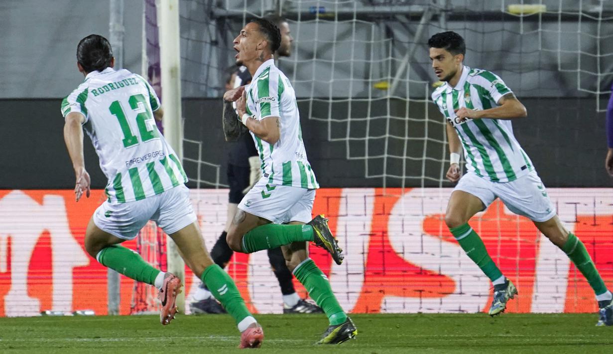 Pemain Real Betis, Antony, melakukan selebrasi setelah mencetak gol ke gawang Fiorentina dalam duel leg kedua semifinal Conference League 2024/2025 di Stadio Artemio Franchi, Jumat (09/05/2025) dini hari WIB. (Marco Bucco/LaPresse via AP)