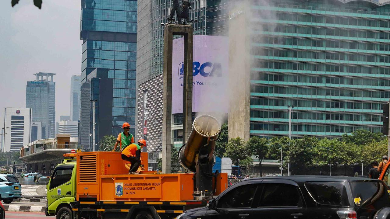 FOTO:  Ribuan Liter Water Mist Disemprotkan untuk Kurangi Polusi Jakarta