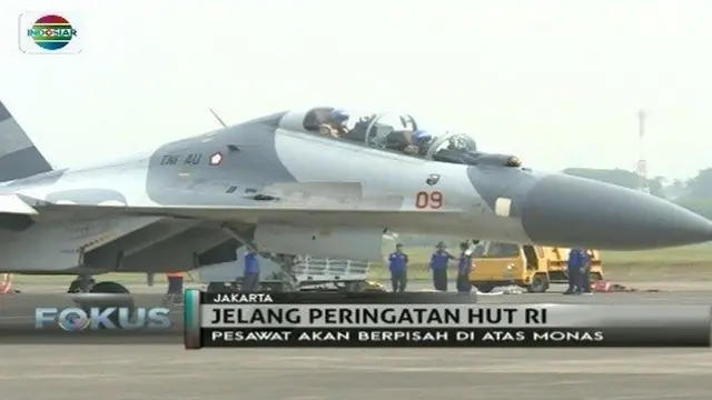 Pasukan TNI AU melakukan latihan atraksi pesawat jelang peringatan HUT RI ke-72 di Istana Negara, Jakarta.