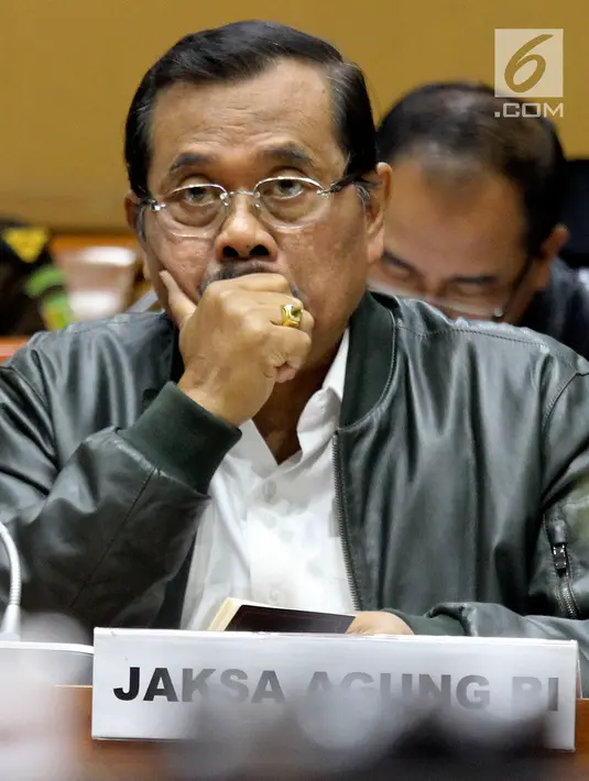Jaksa Agung HM Prasetyo (kanan) saat mengikuti raker dengan Komisi III DPR, di Gedung Nusantara II, Kompleks Parlemen, Senayan, Jakarta, Selasa (5/6). Rapat membahas Rencana Kerja Anggaran Kementerian/Lembaga (RKA K/L). (Liputan6.com/Johan Tallo)
