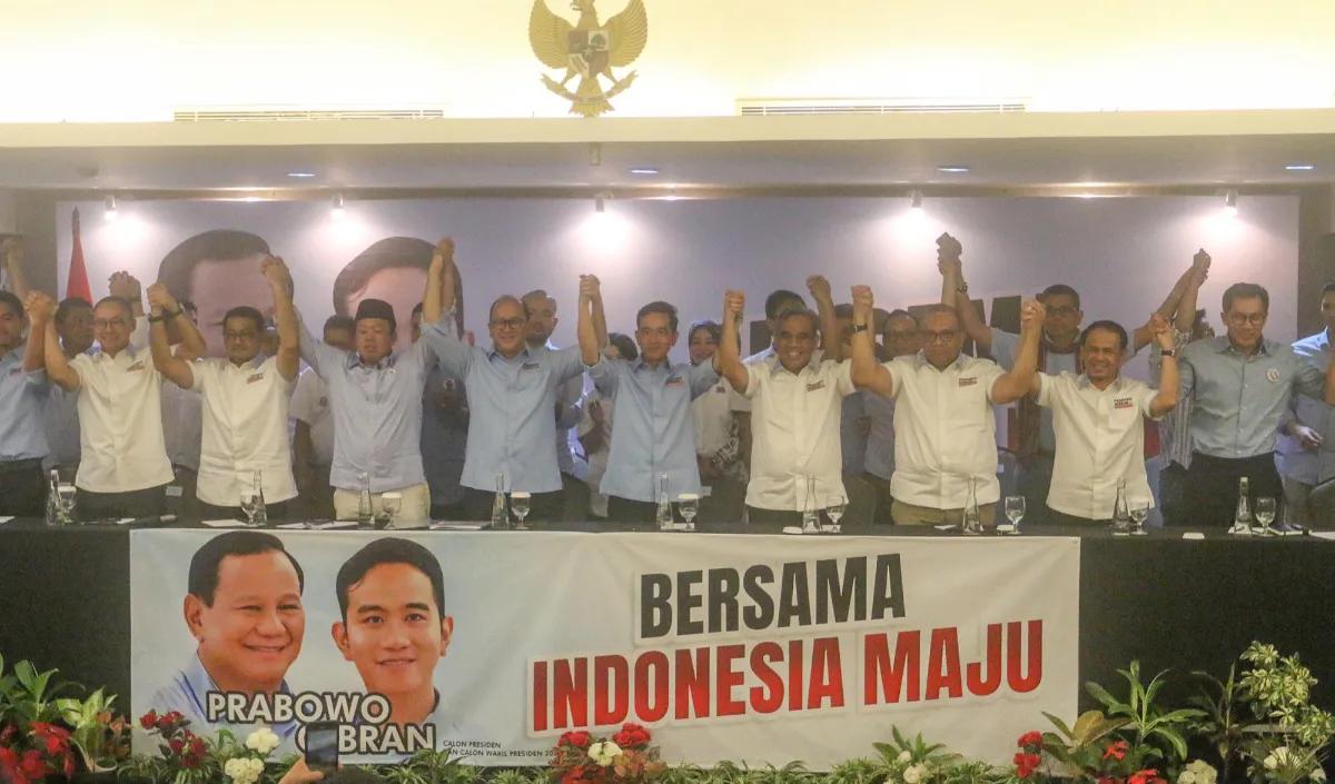 Sejalan dengan itu, kata Christoper, survei Indo Barometer juga menempatkan Gibran sebagai representasi anak muda yang memiliki kinerja baik dan merakyat.<br>