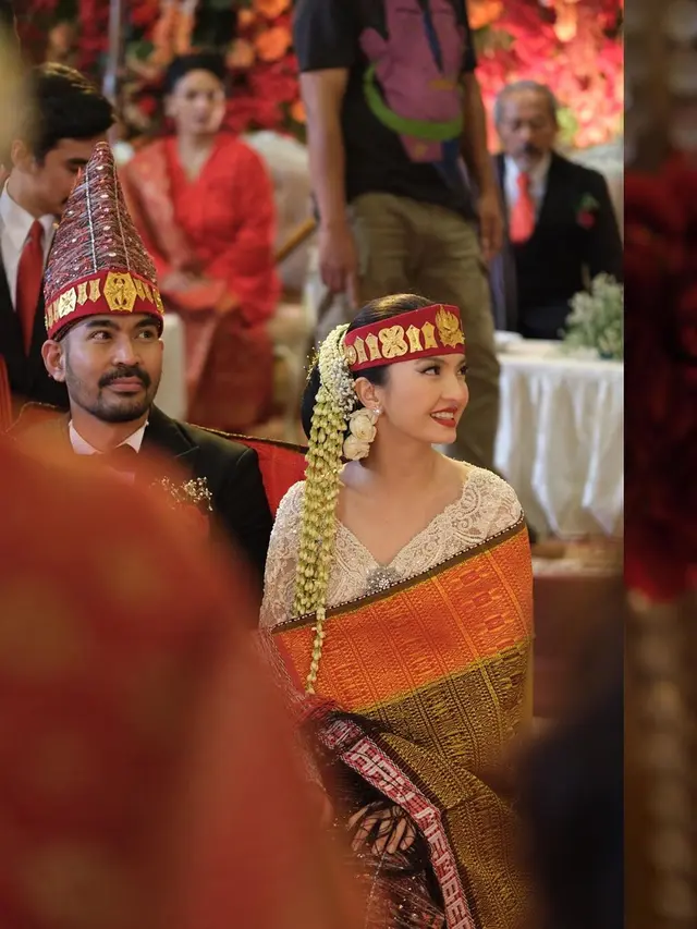 6 Potret Pernikahan Robby Purba dan Raline Shah di Film Catatan Harian Menantu Sinting, Menawan Pakai Busana Pengantin Batak