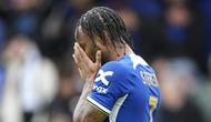 Eskpresi kecewa Raheem Sterling setelah eksekusi penaltinya ke gawang Leicester City gagal berbuah gol, Minggu (17/3/2024) malam WIB. (AP Photo/Dave Shopland)