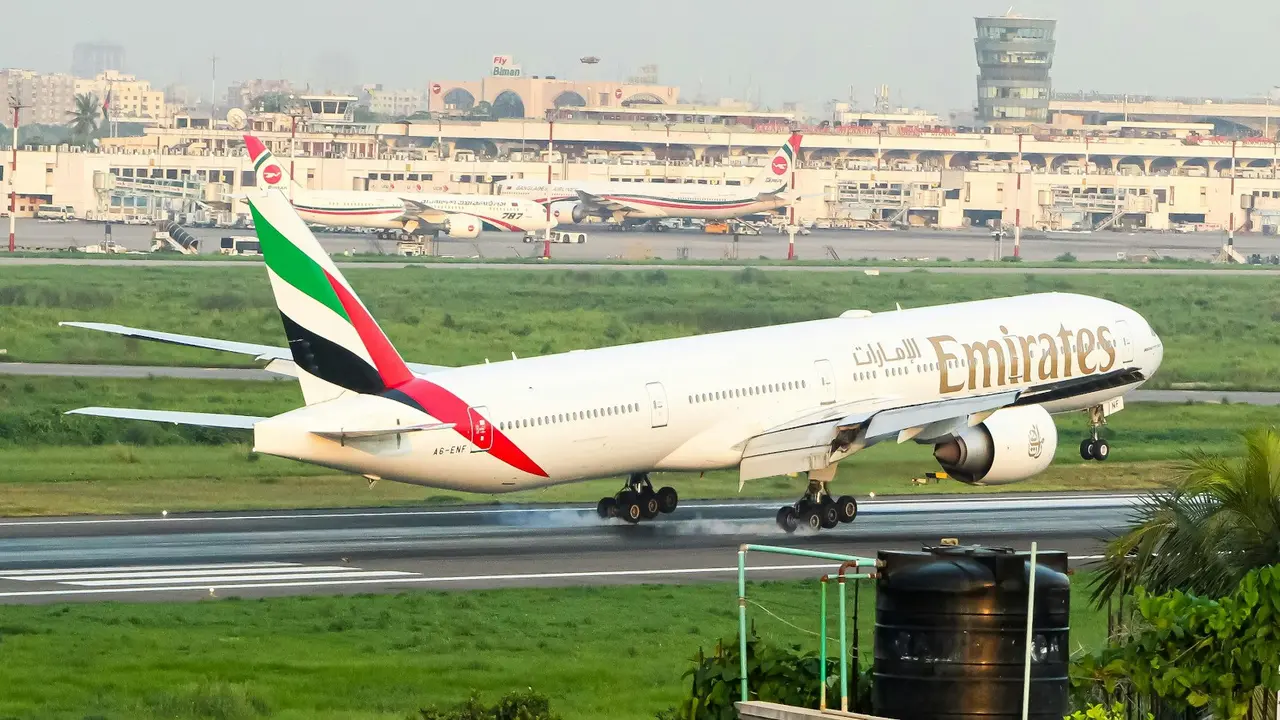 Pesawat Mendarat Kemabli di Abu Dhabi untuk Pertama Kalinya Sejak Konflik Iran