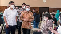 Menteri Kesehatan RI Budi Gunadi Sadikin meninjau proses Vaksinasi COVID-19 bagi Lansia dan Pemuka Agama di Kantor Persekutuan Gereja Indonesia (PGI) Pusat, Jakarta, Kamis 4 Maret 2021. (Dok Kementerian Kesehatan RI)