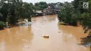 Suasana Sungai Ciliwung yang meluap di kawasan Pejaten Timur, Jakarta, Jumat (26/4). Banjir yang berasal dari luapan Sungai Ciliwung tersebut merendam ratusan rumah warga hingga kedalaman lebih dari satu meter. (Liputan6.com/Immanuel Antonius)