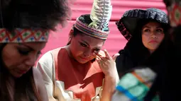 Seorang narapidana wanita menangis saat mengikuti acara peringatan hari ibu sedunia di penjara wanita Santa Monica, Lima , Peru 5 Mei 2016. Banyak kegiatan yang diadakan seperti menari,fashion show dll. (REUTERS / Janine Costa)