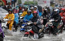 Tips Aman Naik Motor Lewat Genangan Air, Wajib Diketahui Pengendara