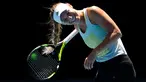 Reaksi petenis Denmark, Caroline Wozniacki ketika rambutnya tersangkut di raket pada sesi latihan menjelang Grand Slam Australia Terbuka di Melbourne, Minggu (14/1). Grand slam tersebut bakal berlangsung 15-28 Januari 2018. (AP/Vincent Thian)
