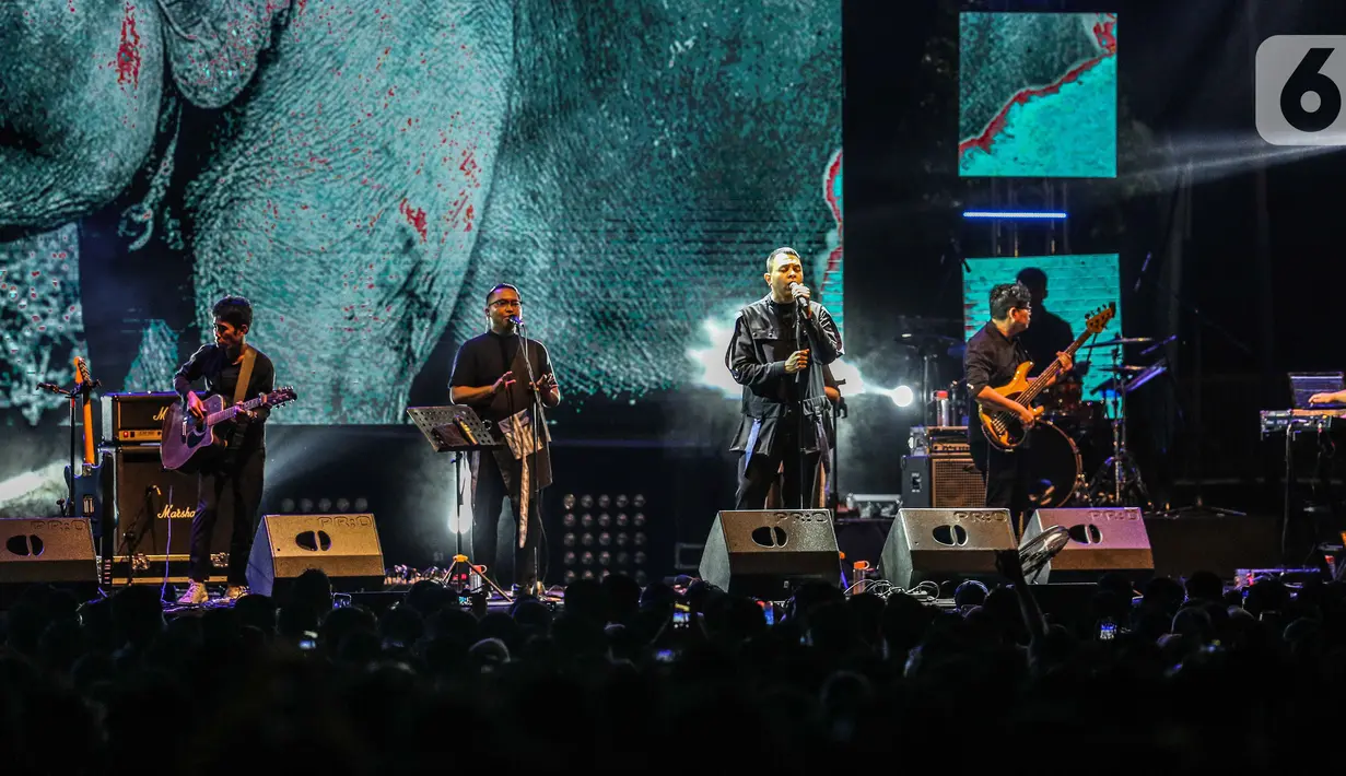 Musisi Tulus tampil pada hari kedua Synchronize Fest 2019 di Gambir Expo, Kemayoran, Jakarta, Sabtu (5/10/2019). Selain Tulus, hari kedua Synchronize Fest 2019 juga dimeriahkan oleh Superglad, Nidji, Project Pop, The Sigit, The Upstairs, dan masih banyak lagi. (Liputan6.com/Faizal Fanani)