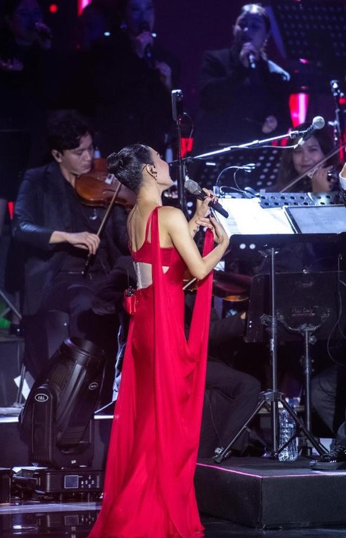 Pesona Yuni Shara Pakai Dress Merah Panjang saat Konser Tunggal Perdana di Istora Senayan