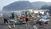 Infrastruktur rusak akibat terjangan gelombang tinggi di Cilacap, Jawa Tengah, Juli 2018. (Foto: Liputan6.com/BPBD CLP/Muhamad Ridlo)