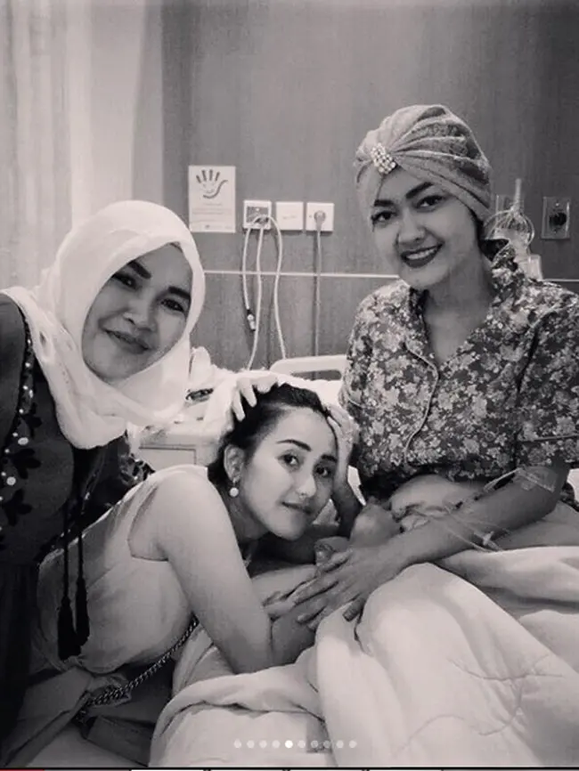 Ayu Ting Ting dan ibu saat menjenguk Julia Perez (Jupe). (Instagram)