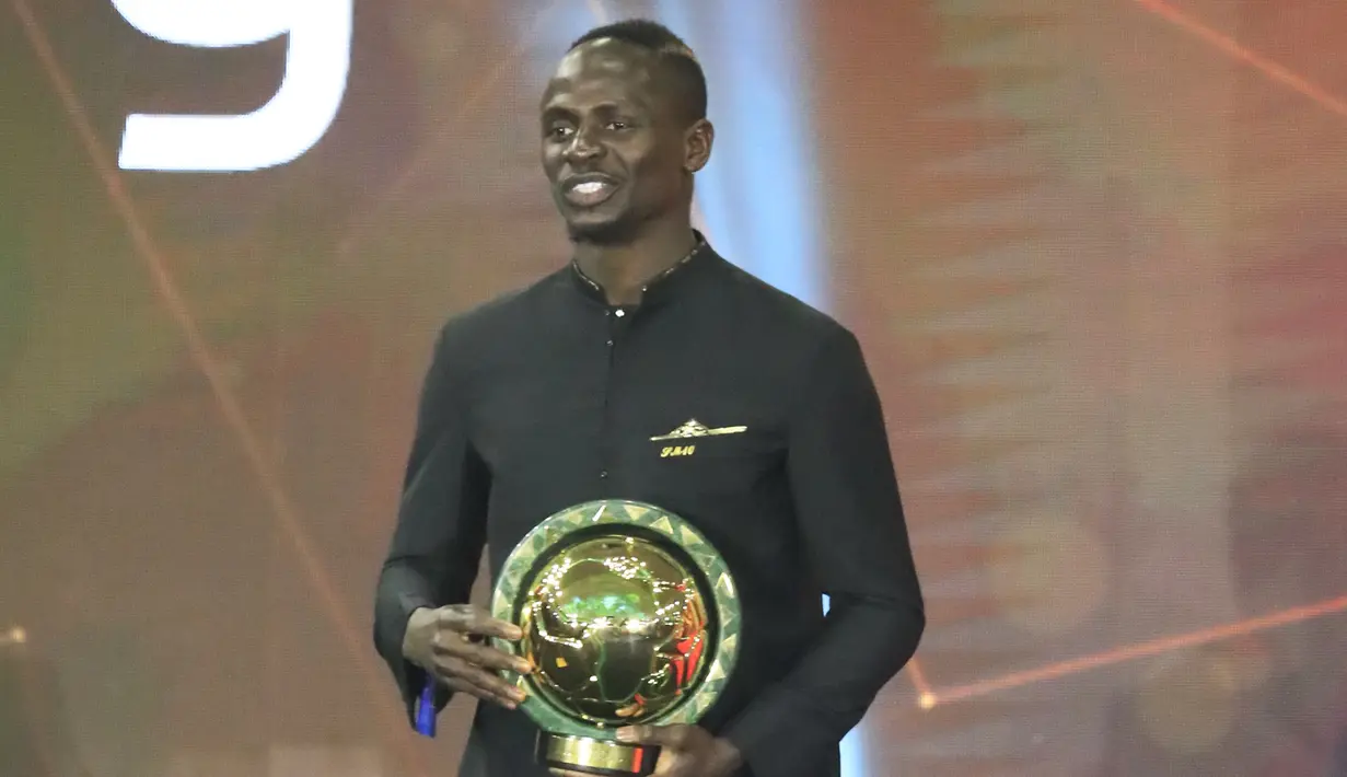Penyerang Senegal Sadio Mane tersenyum setelah memenangkan penghargaan Pemain Pemain Terbaik Afrika 2019 selama CAF Awards di kota wisata Mesir, Hurghada (7/1/2020). Pemain Liverpool ini mengalahkan Mohamed Salah dan Riyad Mahrez. (AFP/Khaled Desouki)
