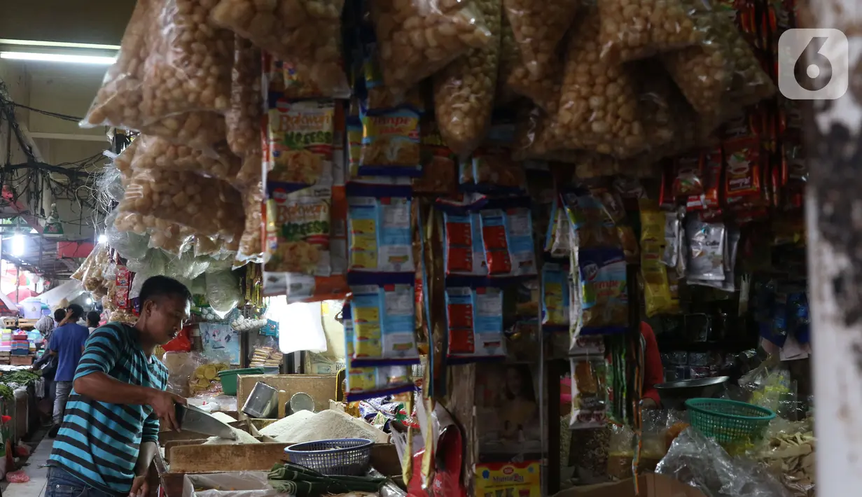 Seorang  pedagang menata beras dagangannya di pasar Kebayoran Lama, Jakarta, Senin (2/12/2019). Badan Pusat Statistik (BPS) mencatat angka inflasi sepanjang Januari-November 2019 sebesar 2,37 persen, lebih kecil ketimbang periode yang sama tahun lalu sebesar 2,50 persen. (Liputan6.com/Angga Yuniar)