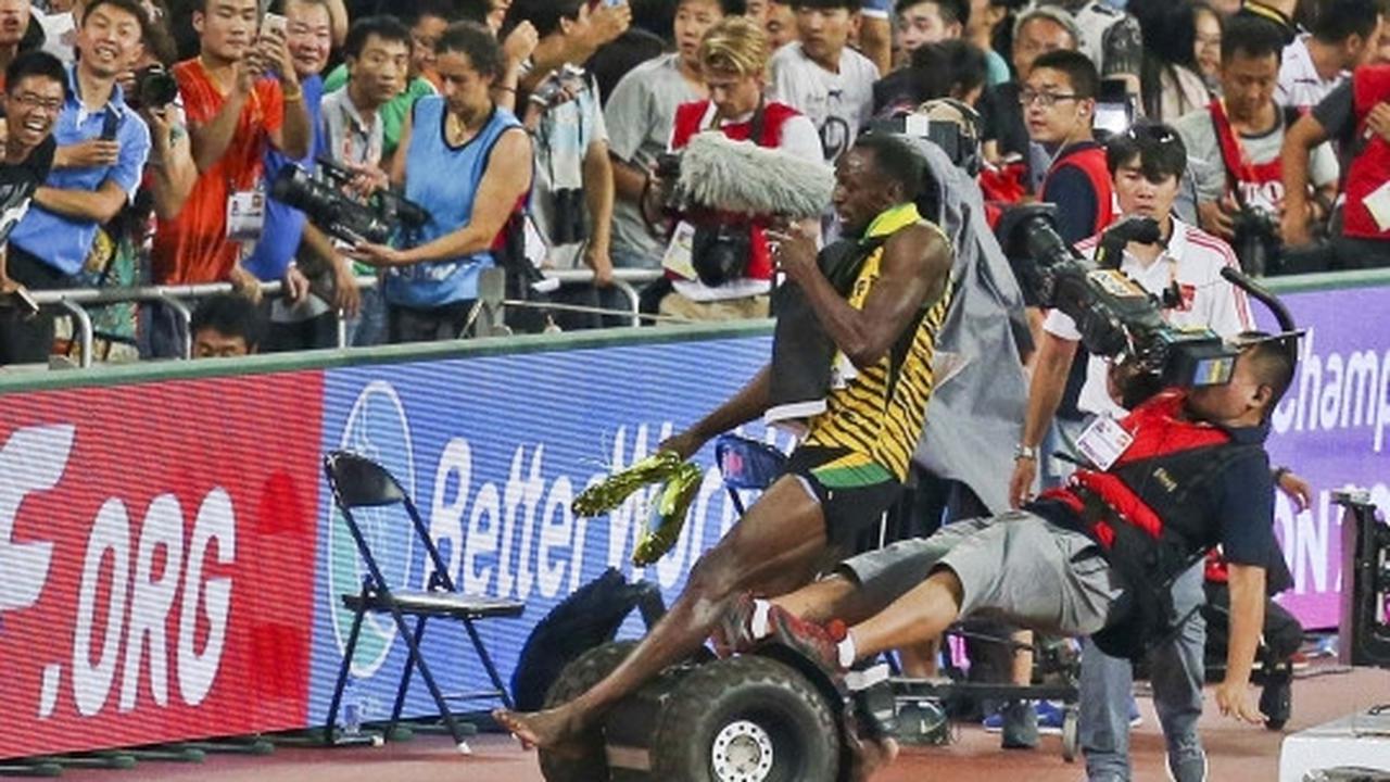 Insiden lucu Usain Bolt tertabrak kameramen usai juara lari 200 M