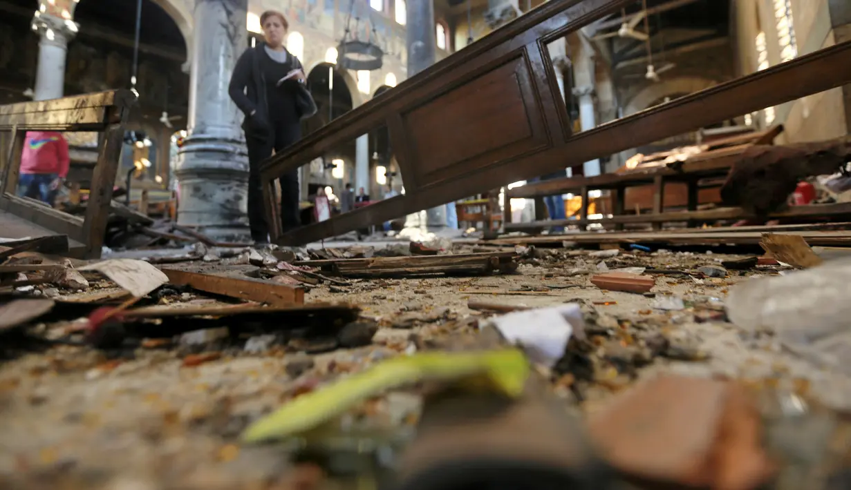 Kerusakan parah di ruang ibadah utama Gereja Katedral Koptik di Kairo, Mesir, akibat sebuah ledakan, Minggu (11/12). Menurut hasil temuan sementara, ledakan itu disebabkan oleh bom TNT 12 kilogram. (REUTERS/Mohamed Abd El Ghany)