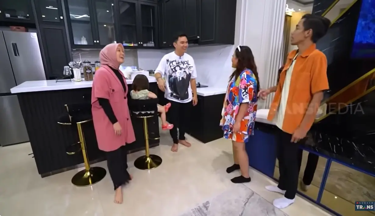 Dapurnya bergaya minimalis modern dengan dominasi hitam dan putih. Sementara sampingnya terdapat meja makan yang ukuran mini berwarna hitam dengan beberapa kursi. [Youtube/TRANS7 OFFICIAL]