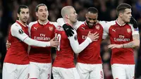 Striker Arsenal Alexandre Lacazette bersama rekan setimnya merayakan gol saat melawan CSKA Moscow pada pertandingan Liga Eropa di stadion Emirates, London (5/4). (AP Photo / Tim Ireland)