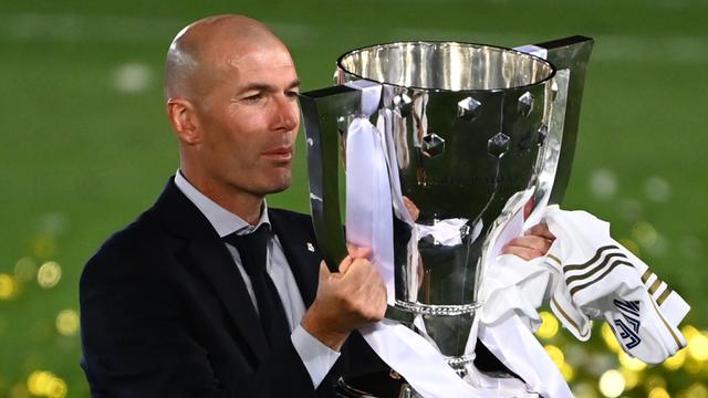 Wajah Bahagia Zinedine Zidane Angkat Trofi Juara La Liga