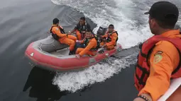 Personel Basarnas melakukan pencarian korban KM Sinar Bangun yang tenggelam di Danau Toba, Sumatra Utara, Rabu (20/6). Hingga hari ketiga, sebanyak 18 penumpang selamat, dua tewas dan 160 lainnya masih dalam proses pencarian. (AP/Binsar Bakkara)