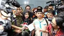 Dewi Perssik akhirnya keluar dari Rutan Pondok Bambu usai menjalani masa hukuman selama tiga bulan, Rabu (14/05/14). (Liputan6.com/Faizal Fanani)