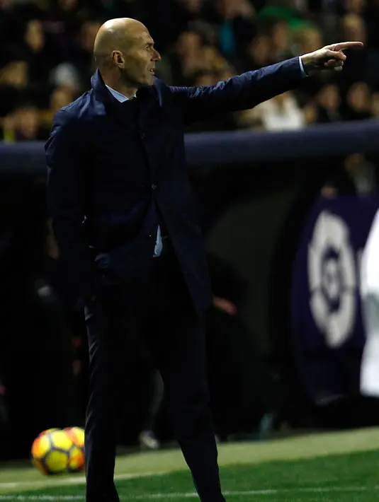 Pelatih Real Madrid Zinedine Zidane memberi arahan saat melawan Levante di pertandingan Liga Spanyol di stadion Ciutat de Valencia di Valencia (3/2). Hasil ini membuat Madrid gagal menyalip Valencia di klasemen sementara La Liga. (AP Photo/Alberto Saiz)