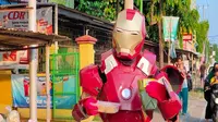 Penampakan Iron Man berjualan aneka takjil di jalan Raya Gunung Jati Cirebon dalam sebuah Cosplay. Foto (Liputan6.com / Panji Prayitno)