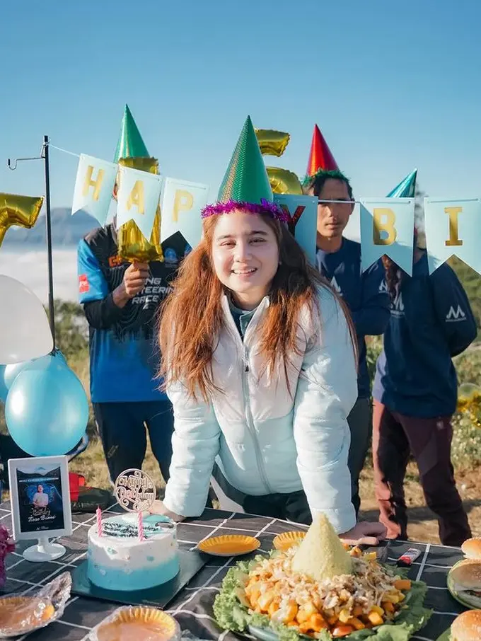 Tissa Biani rayakan ulang tahun di atas gunung