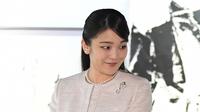 Putri sulung Pangeran Akishino, Putri Mako saat menghadiri pameran kaligrafi di  Tokyo, Jepang (9/2). Jika Putri Mako jadi menikah dengan Kei Komuro, itu berarti ia akan melepas gelar kebangsawanannya. (AFP Photo/Pool/Toru Yamanaka)